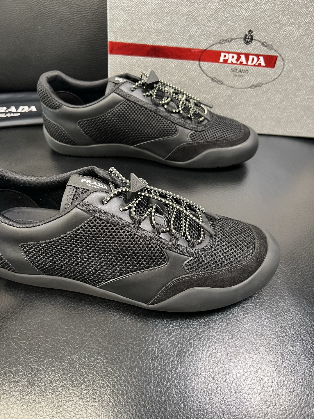 PRADA 高品质 顶级工艺品 普拉达 专柜同步 原厂配置，意大利进口原版牛皮面料，透气舒适进口水染牛里