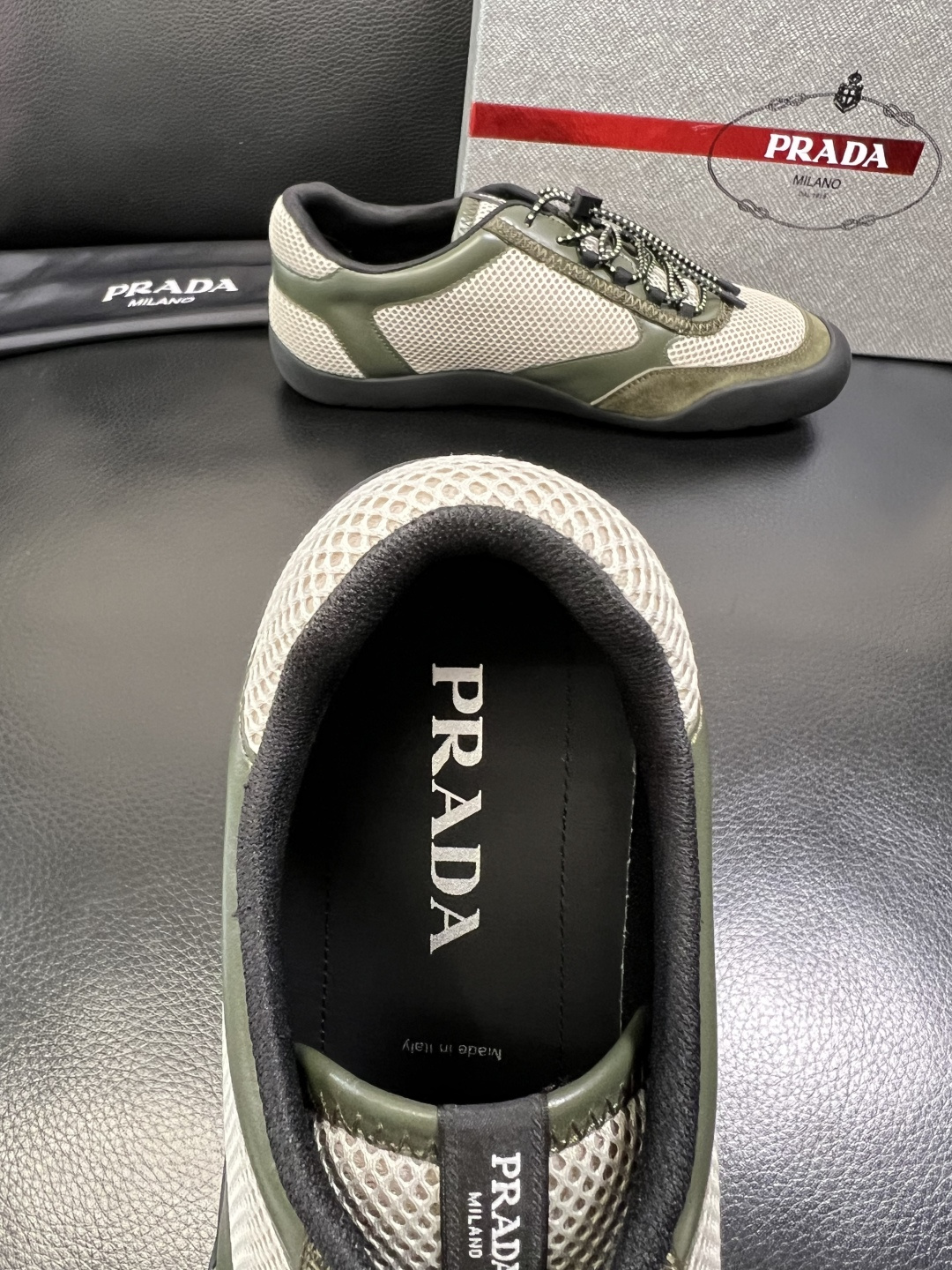 PRADA 高品质 顶级工艺品 普拉达 专柜同步 原厂配置，意大利进口原版牛皮面料，透气舒适进口水染牛里