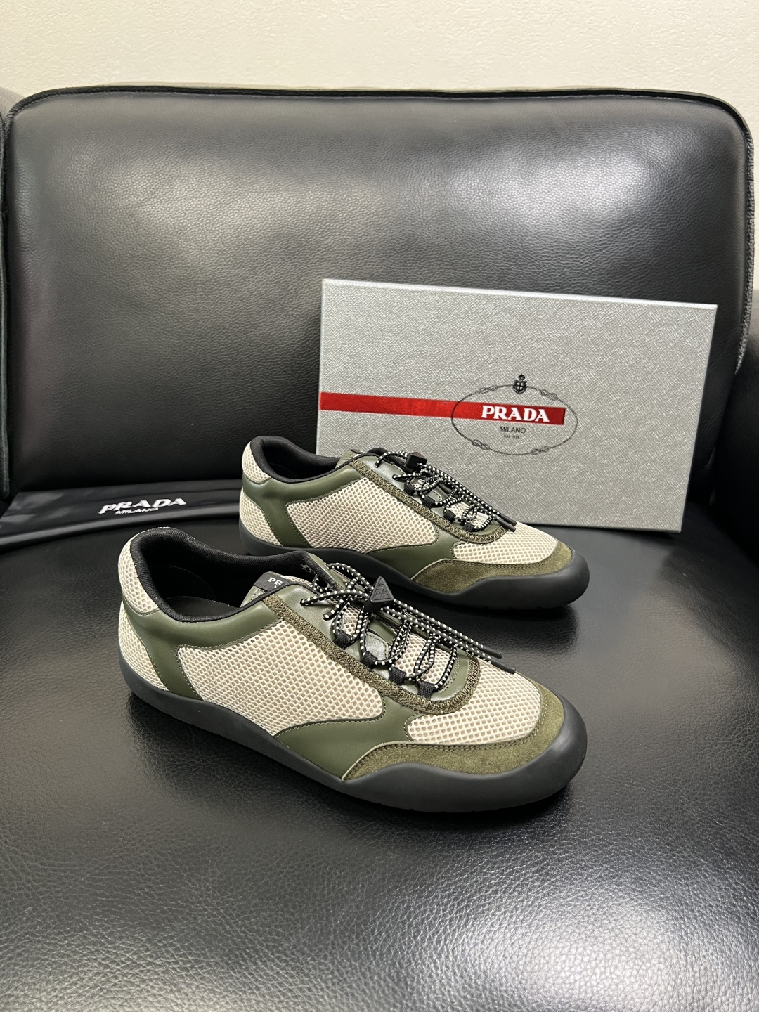 PRADA 高品质 顶级工艺品 普拉达 专柜同步 原厂配置，意大利进口原版牛皮面料，透气舒适进口水染牛里