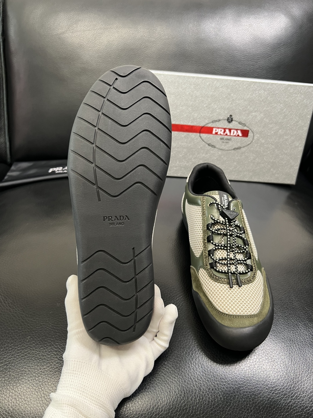 PRADA 高品质 顶级工艺品 普拉达 专柜同步 原厂配置，意大利进口原版牛皮面料，透气舒适进口水染牛里