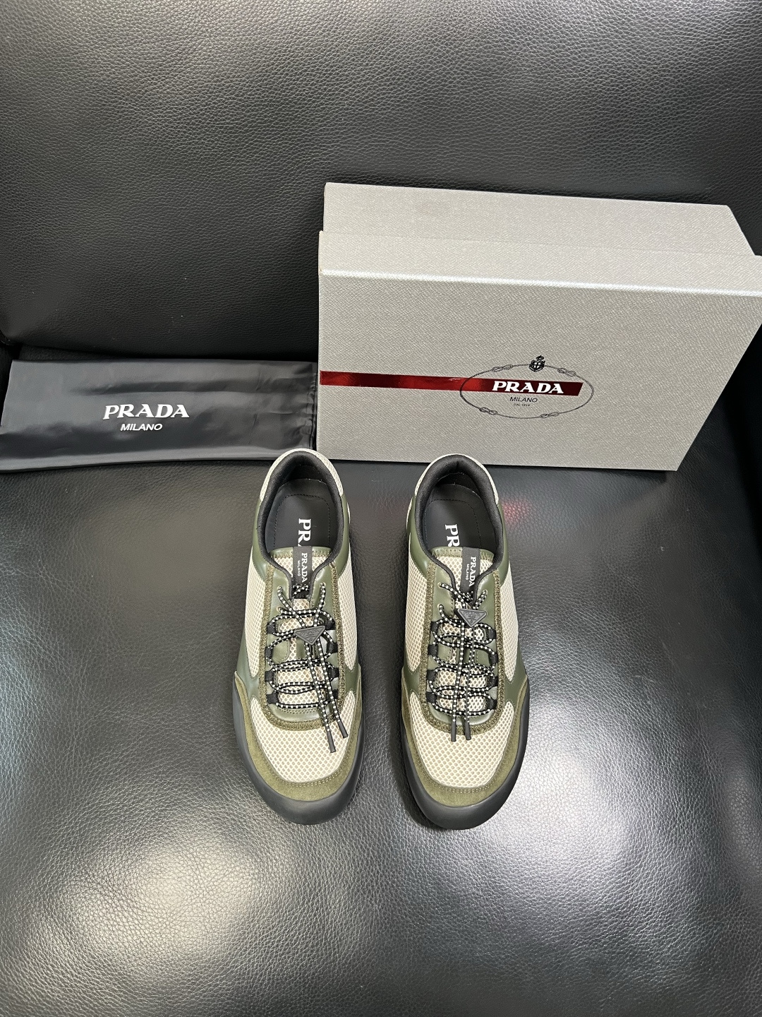 PRADA 高品质 顶级工艺品 普拉达 专柜同步 原厂配置，意大利进口原版牛皮面料，透气舒适进口水染牛里
