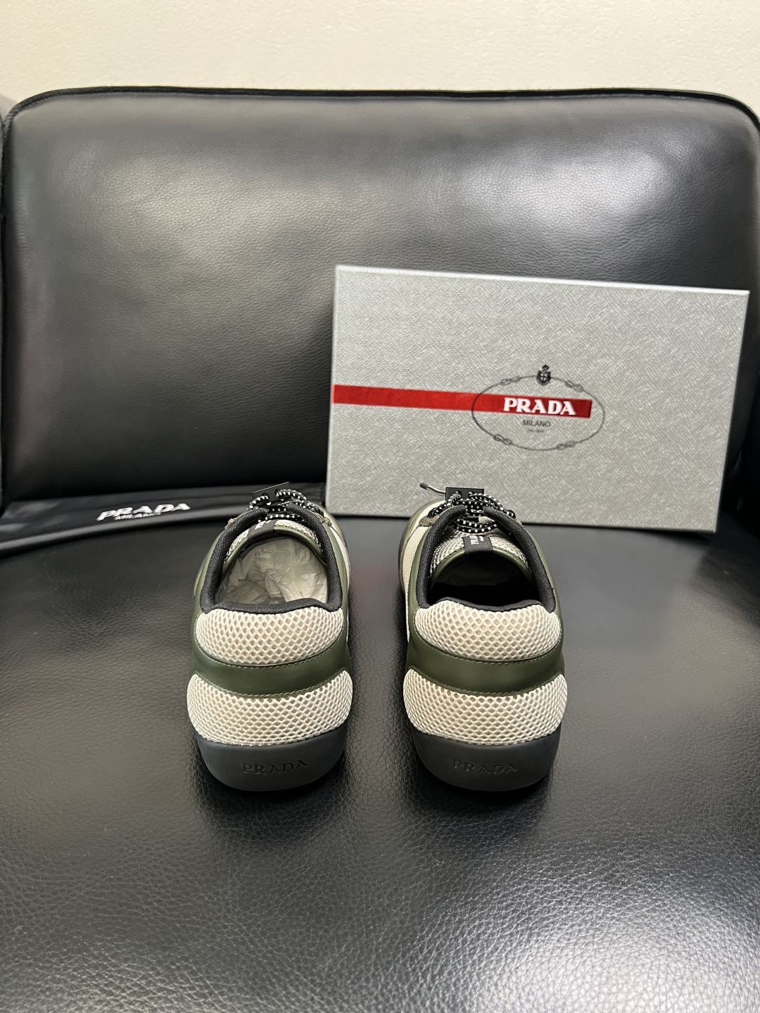 PRADA 高品质 顶级工艺品 普拉达 专柜同步 原厂配置，意大利进口原版牛皮面料，透气舒适进口水染牛里