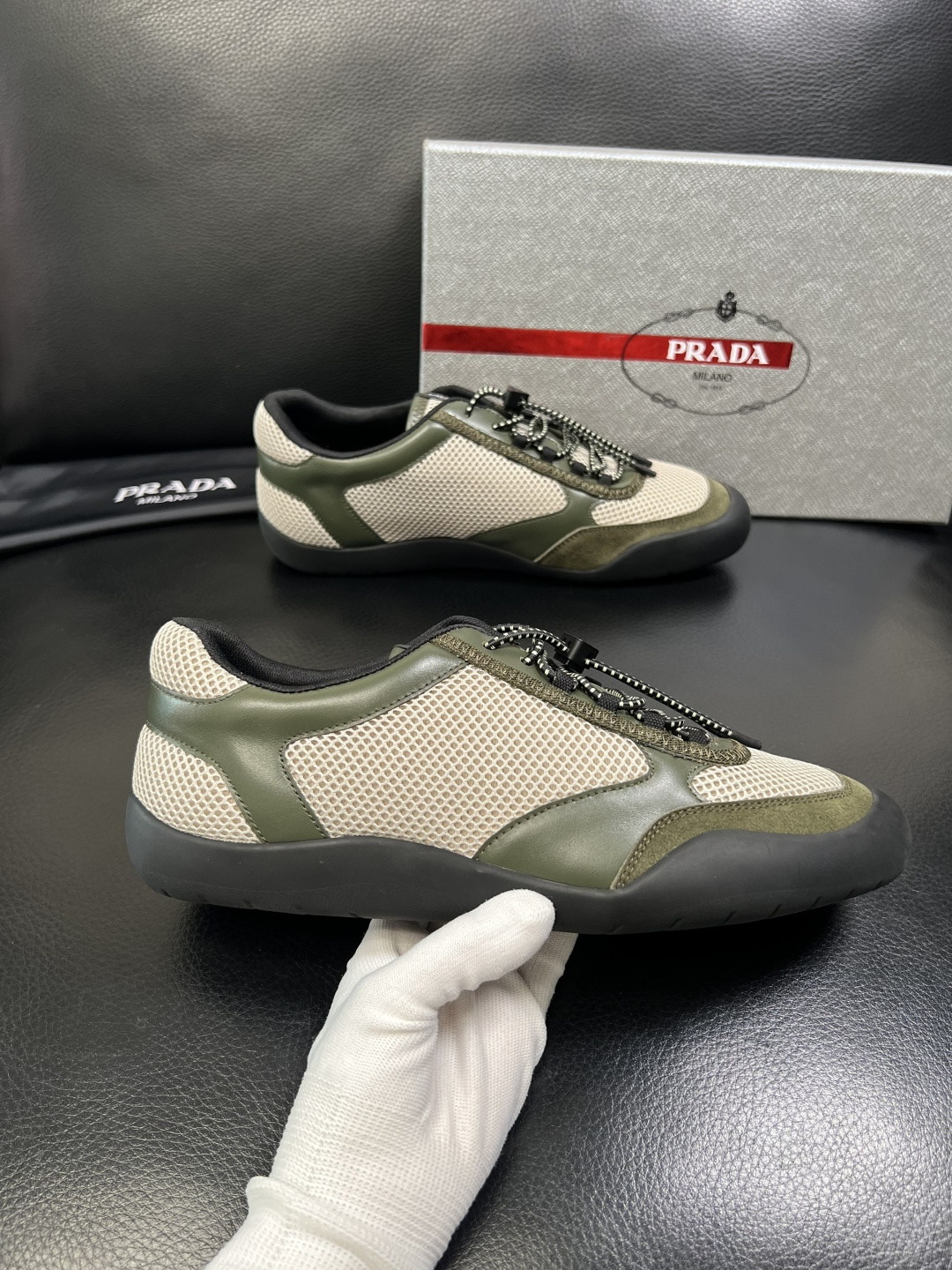 PRADA 高品质 顶级工艺品 普拉达 专柜同步 原厂配置，意大利进口原版牛皮面料，透气舒适进口水染牛里