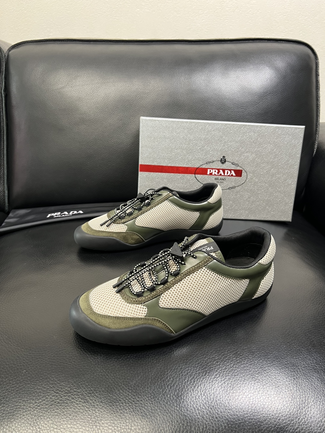 PRADA 高品质 顶级工艺品 普拉达 专柜同步 原厂配置，意大利进口原版牛皮面料，透气舒适进口水染牛里