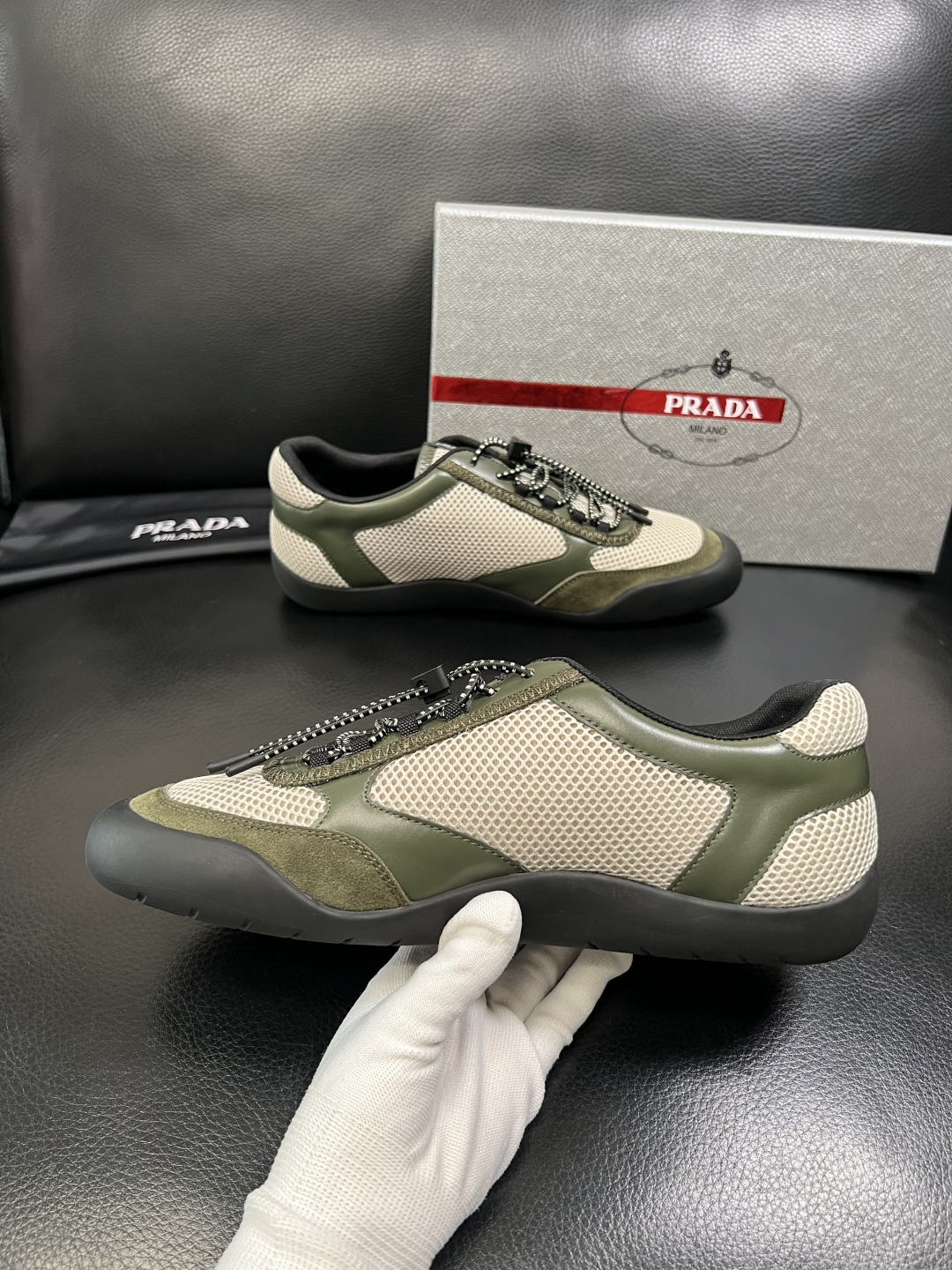 PRADA 高品质 顶级工艺品 普拉达 专柜同步 原厂配置，意大利进口原版牛皮面料，透气舒适进口水染牛里