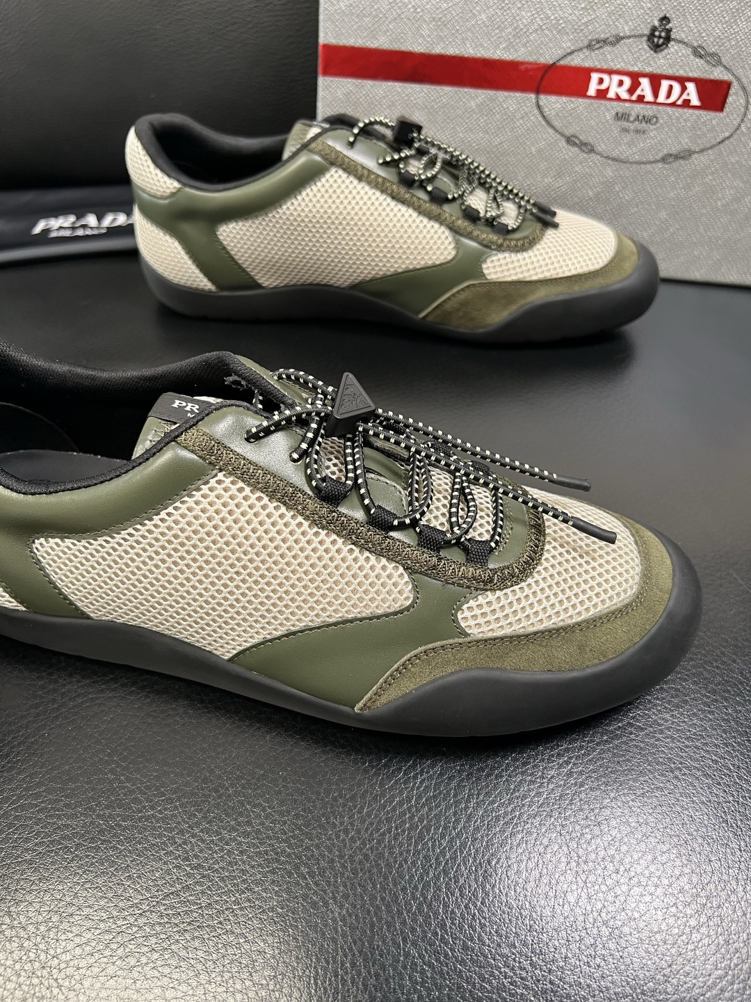 PRADA 高品质 顶级工艺品 普拉达 专柜同步 原厂配置，意大利进口原版牛皮面料，透气舒适进口水染牛里