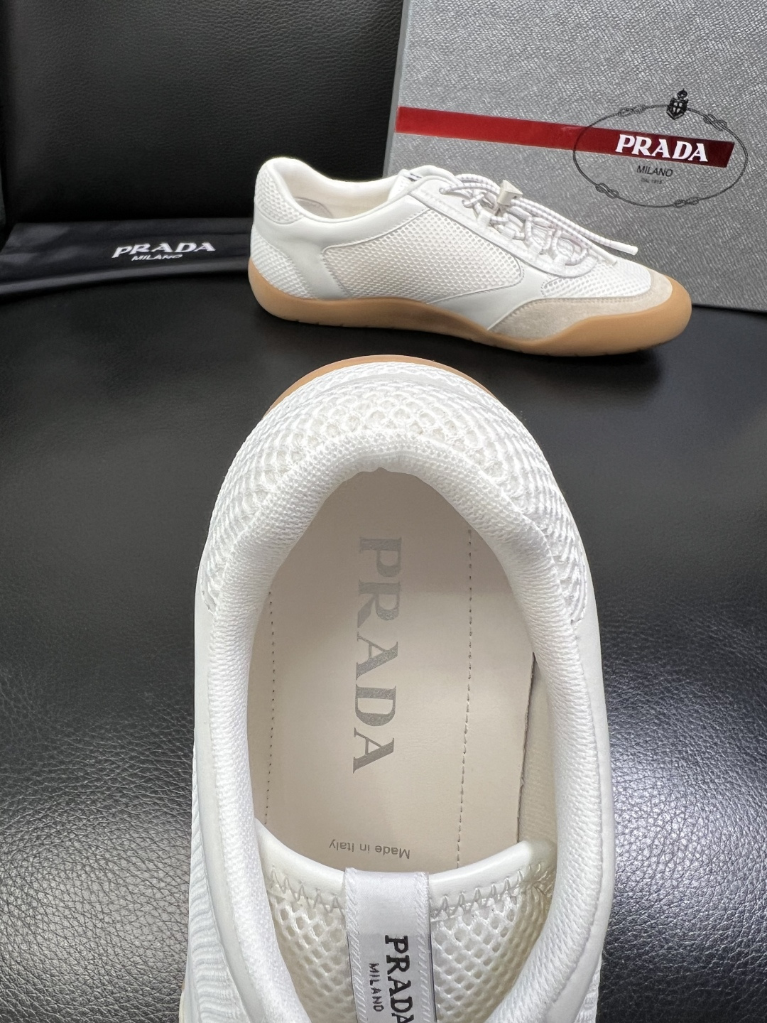 PRADA 高品质 顶级工艺品 普拉达 专柜同步 原厂配置，意大利进口原版牛皮面料，透气舒适进口水染牛里