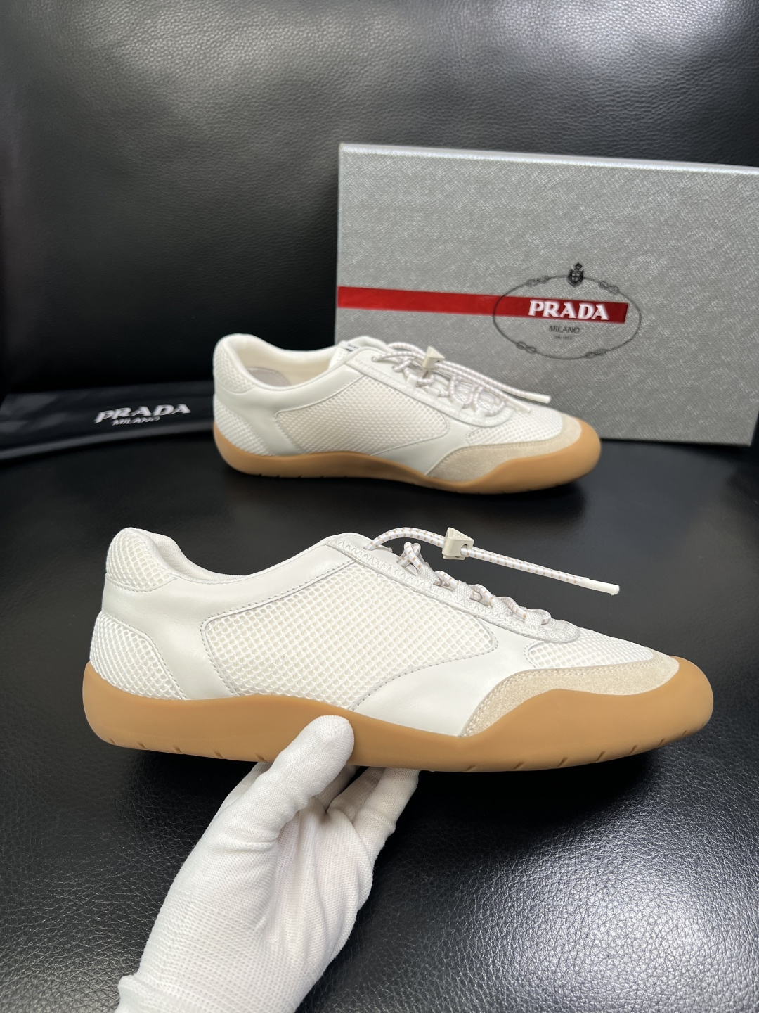 PRADA 高品质 顶级工艺品 普拉达 专柜同步 原厂配置，意大利进口原版牛皮面料，透气舒适进口水染牛里