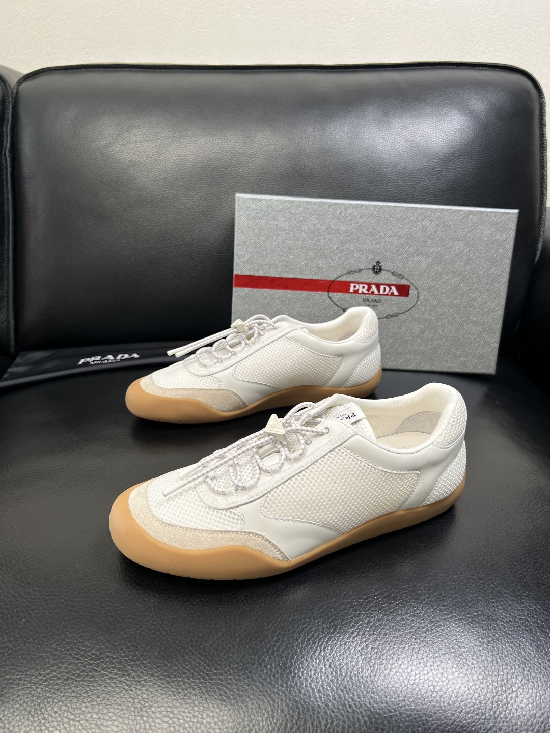 PRADA 高品质 顶级工艺品 普拉达 专柜同步 原厂配置，意大利进口原版牛皮面料，透气舒适进口水染牛里