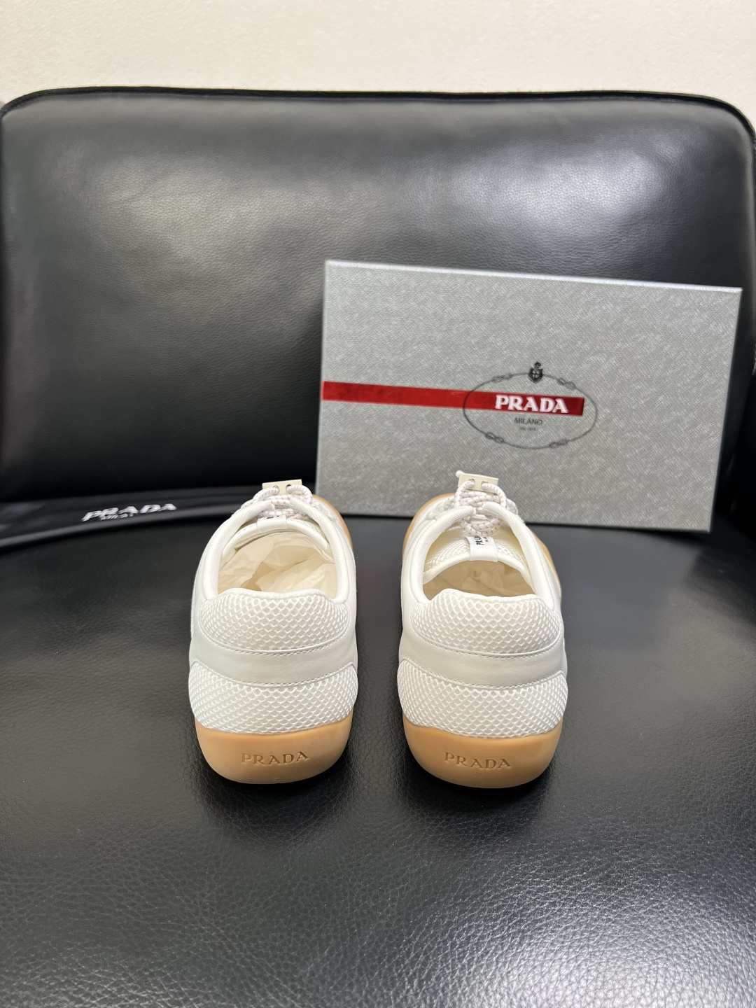 PRADA 高品质 顶级工艺品 普拉达 专柜同步 原厂配置，意大利进口原版牛皮面料，透气舒适进口水染牛里