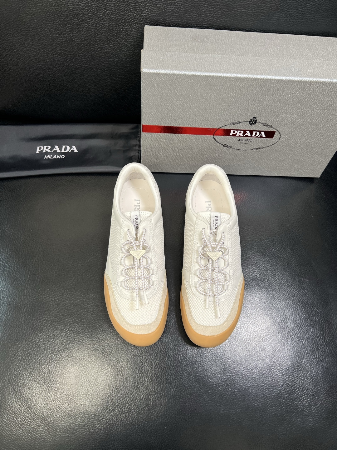 PRADA 高品质 顶级工艺品 普拉达 专柜同步 原厂配置，意大利进口原版牛皮面料，透气舒适进口水染牛里