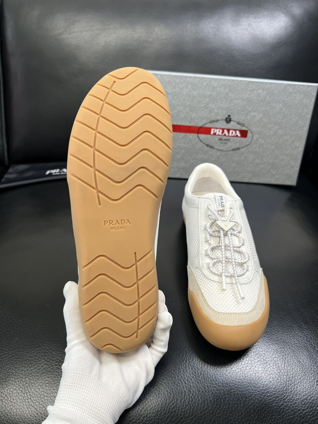 PRADA 高品质 顶级工艺品 普拉达 专柜同步 原厂配置，意大利进口原版牛皮面料，透气舒适进口水染牛里