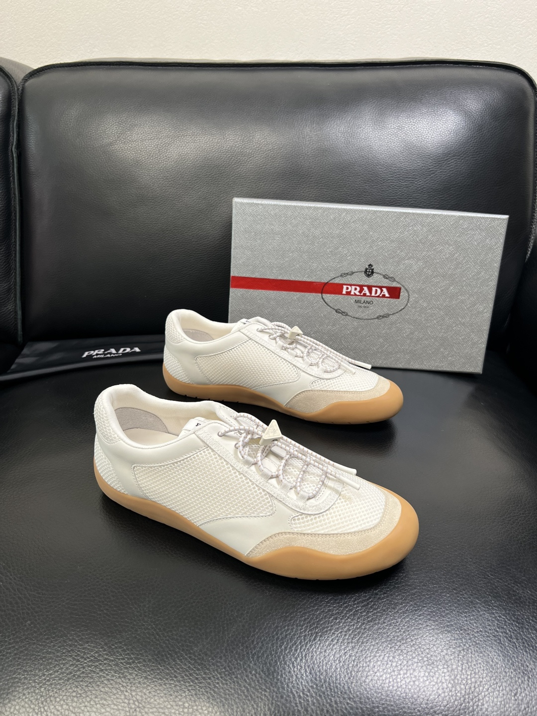 PRADA 高品质 顶级工艺品 普拉达 专柜同步 原厂配置，意大利进口原版牛皮面料，透气舒适进口水染牛里