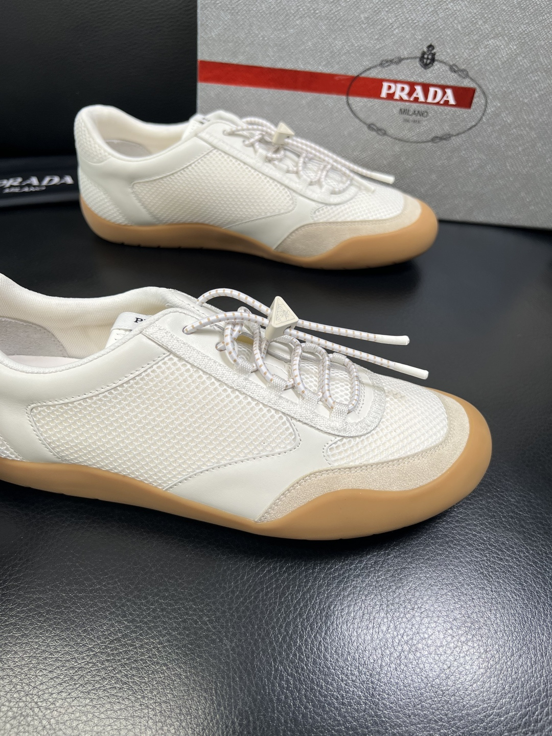 PRADA 高品质 顶级工艺品 普拉达 专柜同步 原厂配置，意大利进口原版牛皮面料，透气舒适进口水染牛里