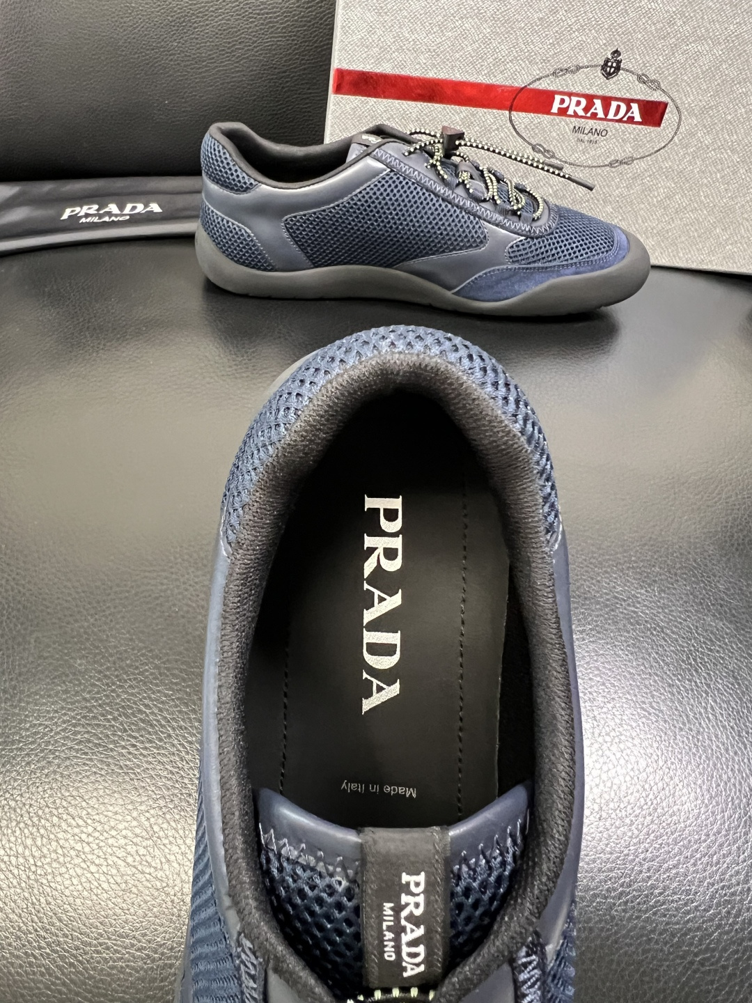 PRADA 高品质 顶级工艺品 普拉达 专柜同步 原厂配置，意大利进口原版牛皮面料，透气舒适进口水染牛里