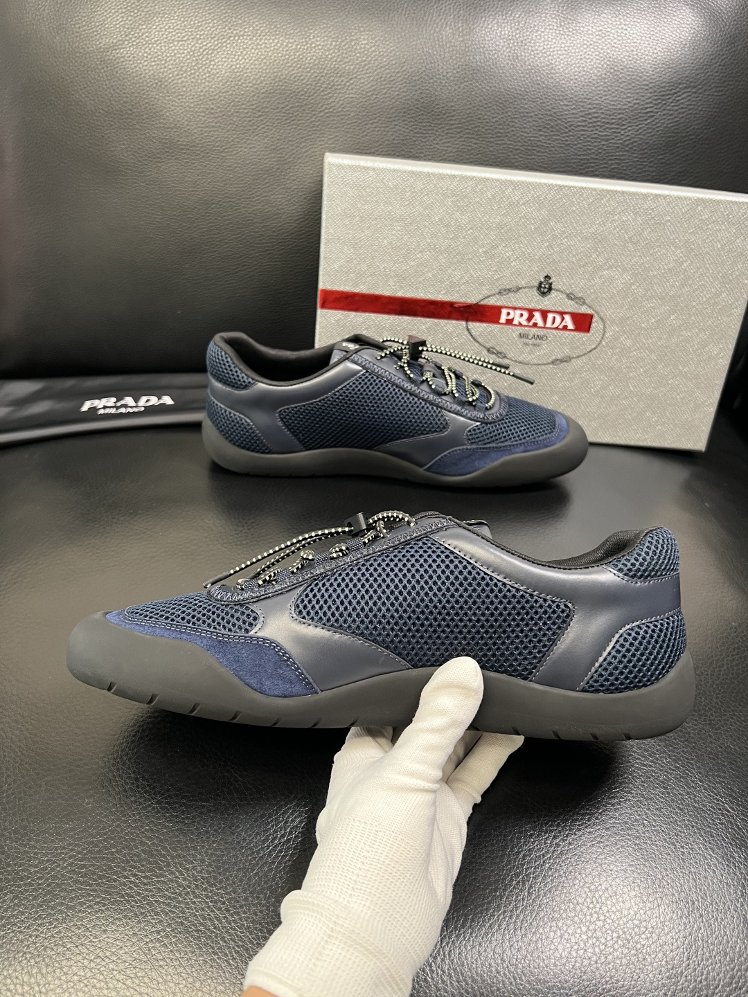 PRADA 高品质 顶级工艺品 普拉达 专柜同步 原厂配置，意大利进口原版牛皮面料，透气舒适进口水染牛里