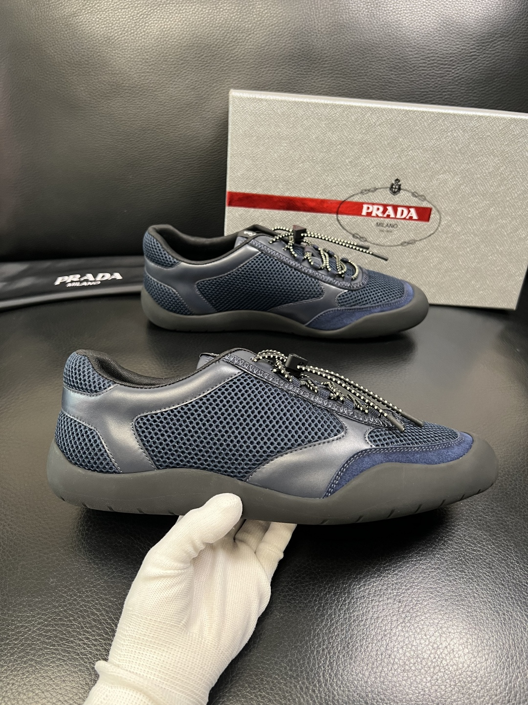 PRADA 高品质 顶级工艺品 普拉达 专柜同步 原厂配置，意大利进口原版牛皮面料，透气舒适进口水染牛里