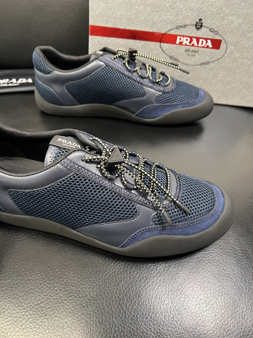 PRADA 高品质 顶级工艺品 普拉达 专柜同步 原厂配置，意大利进口原版牛皮面料，透气舒适进口水染牛里