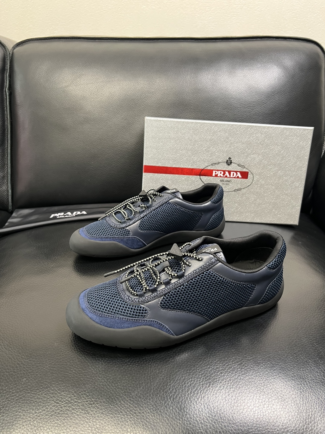 PRADA 高品质 顶级工艺品 普拉达 专柜同步 原厂配置，意大利进口原版牛皮面料，透气舒适进口水染牛里