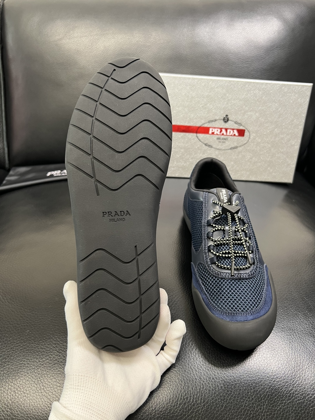 PRADA 高品质 顶级工艺品 普拉达 专柜同步 原厂配置，意大利进口原版牛皮面料，透气舒适进口水染牛里