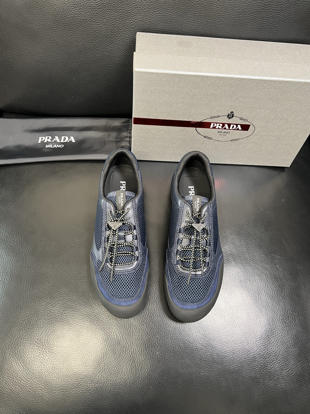 PRADA 高品质 顶级工艺品 普拉达 专柜同步 原厂配置，意大利进口原版牛皮面料，透气舒适进口水染牛里