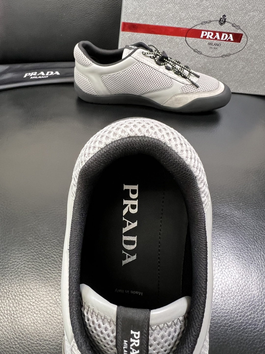 PRADA 高品质 顶级工艺品 普拉达 专柜同步 原厂配置，意大利进口原版牛皮面料，透气舒适进口水染牛里