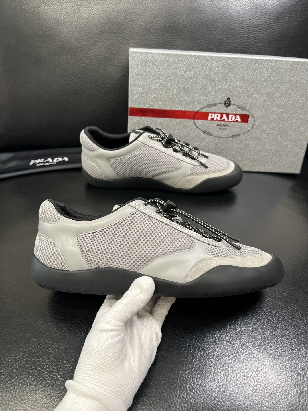 PRADA 高品质 顶级工艺品 普拉达 专柜同步 原厂配置，意大利进口原版牛皮面料，透气舒适进口水染牛里