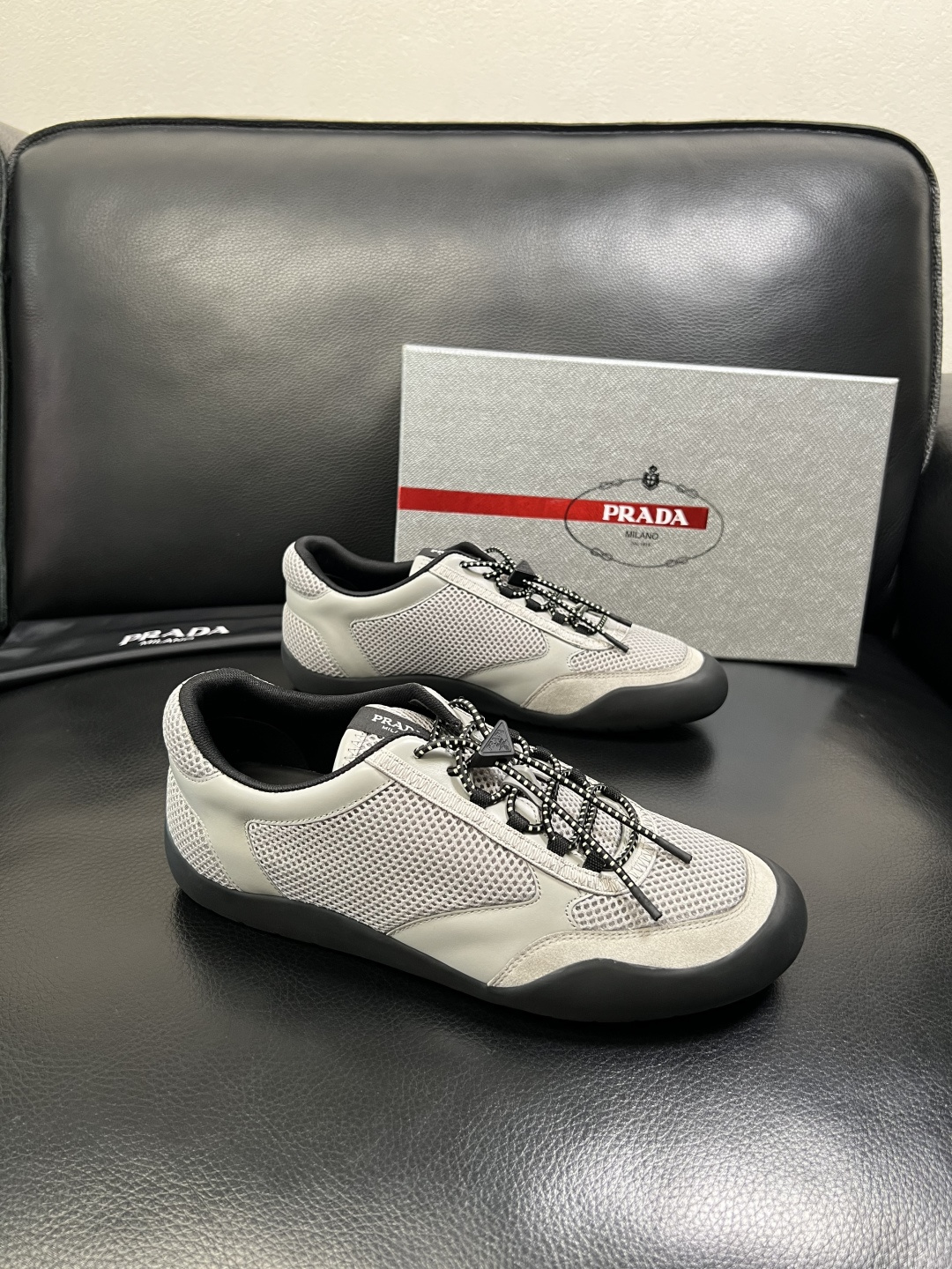 PRADA 高品质 顶级工艺品 普拉达 专柜同步 原厂配置，意大利进口原版牛皮面料，透气舒适进口水染牛里