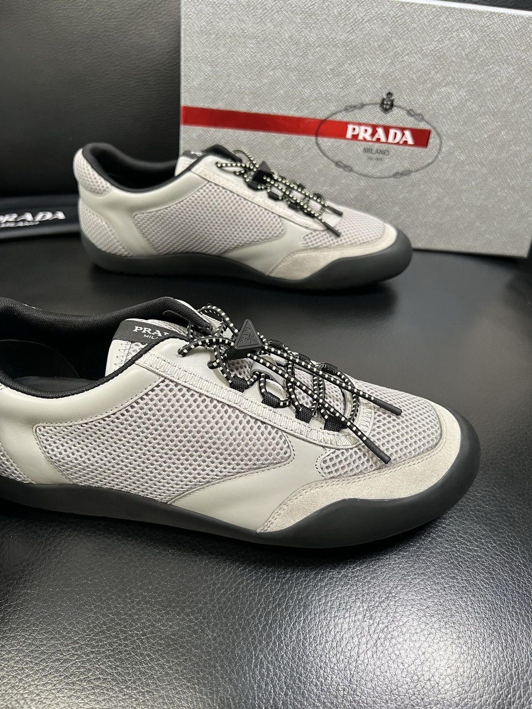 PRADA 高品质 顶级工艺品 普拉达 专柜同步 原厂配置，意大利进口原版牛皮面料，透气舒适进口水染牛里