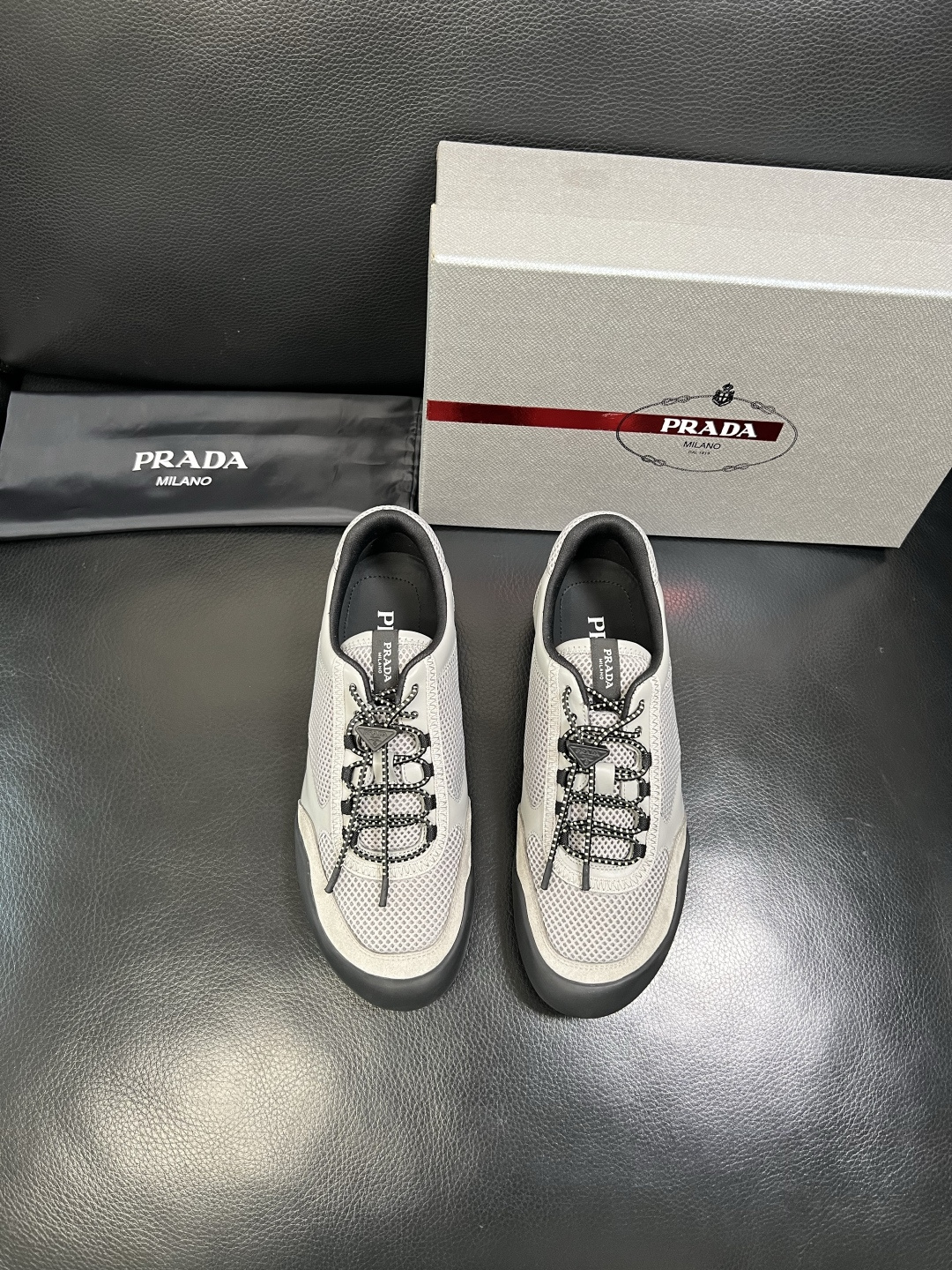 PRADA 高品质 顶级工艺品 普拉达 专柜同步 原厂配置，意大利进口原版牛皮面料，透气舒适进口水染牛里