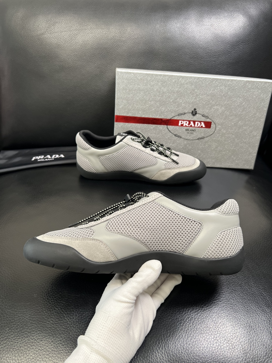 PRADA 高品质 顶级工艺品 普拉达 专柜同步 原厂配置，意大利进口原版牛皮面料，透气舒适进口水染牛里