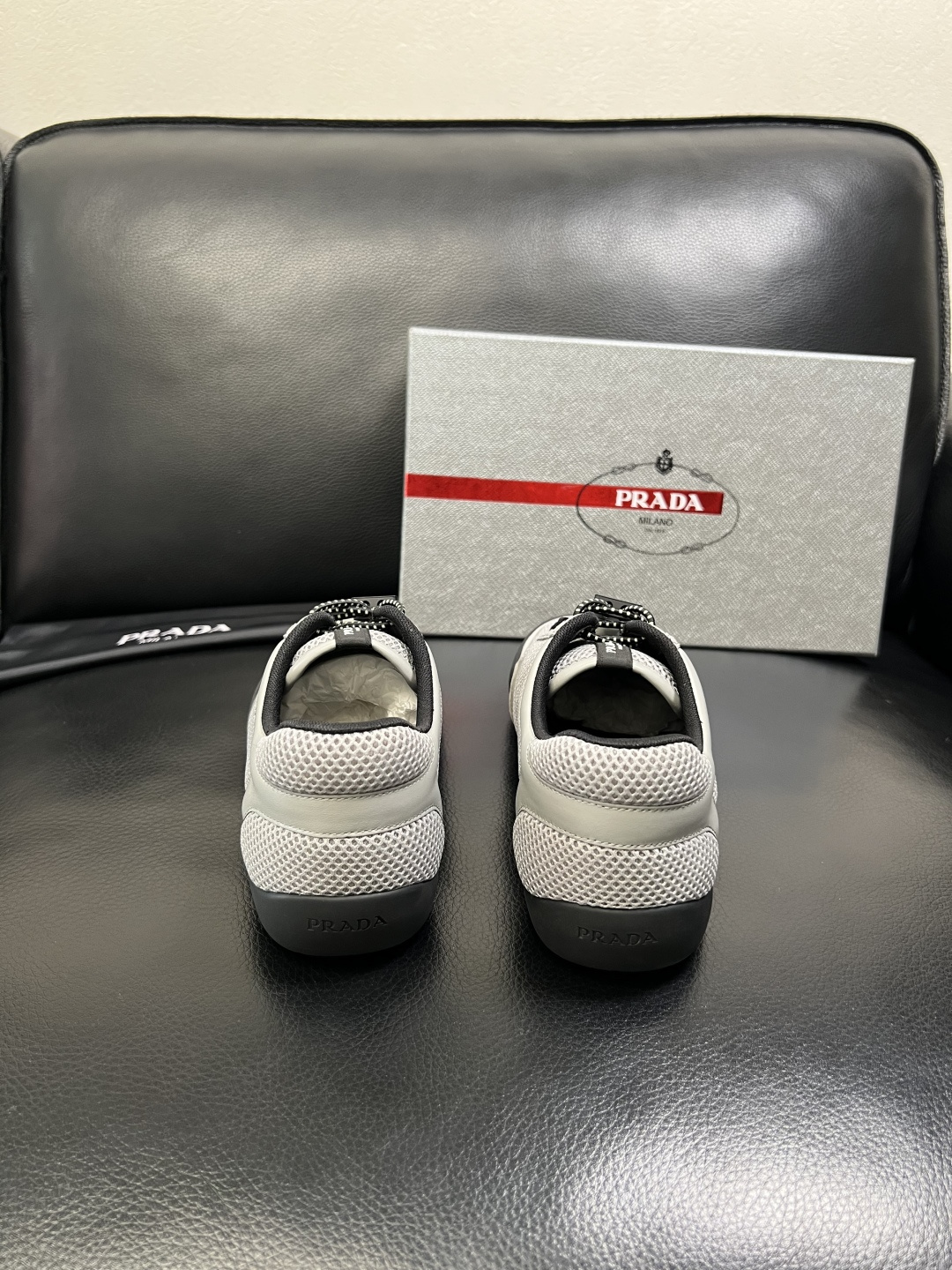 PRADA 高品质 顶级工艺品 普拉达 专柜同步 原厂配置，意大利进口原版牛皮面料，透气舒适进口水染牛里