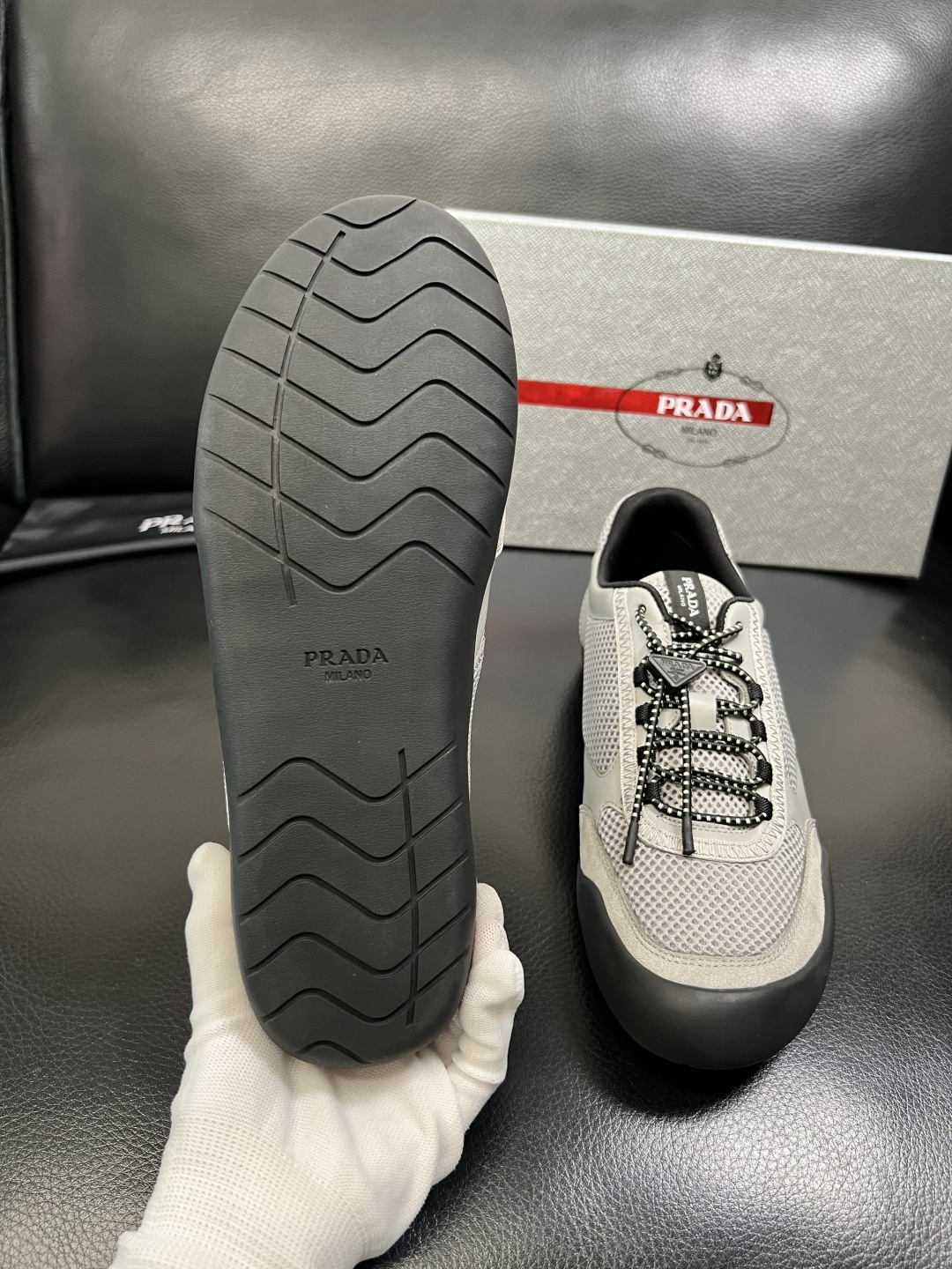 PRADA 高品质 顶级工艺品 普拉达 专柜同步 原厂配置，意大利进口原版牛皮面料，透气舒适进口水染牛里