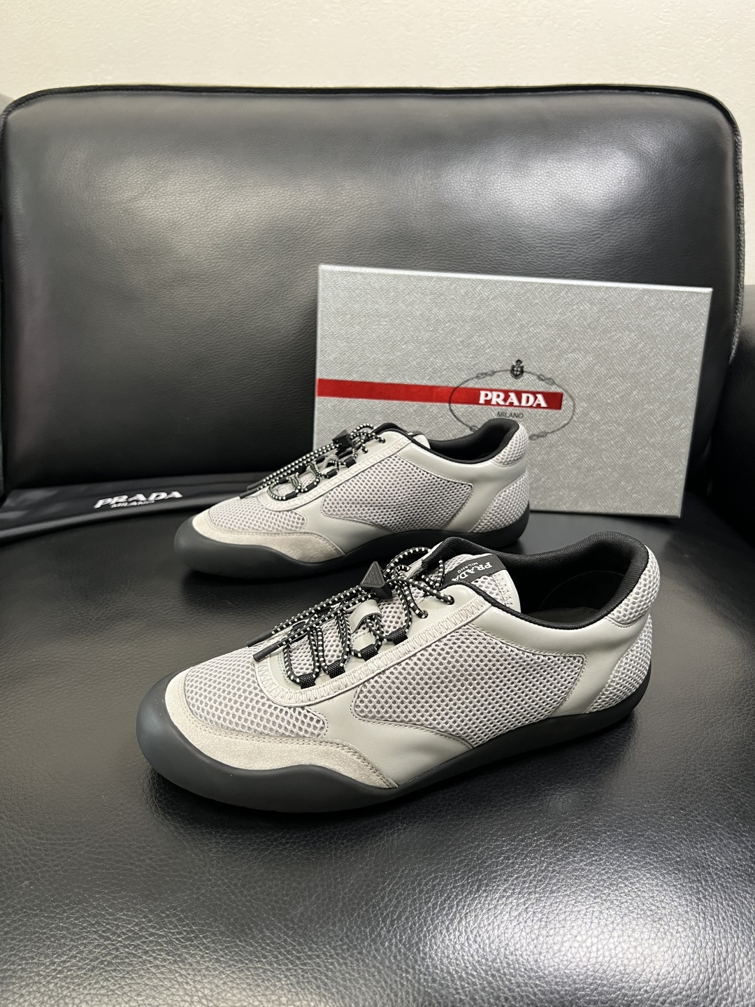 PRADA 高品质 顶级工艺品 普拉达 专柜同步 原厂配置，意大利进口原版牛皮面料，透气舒适进口水染牛里