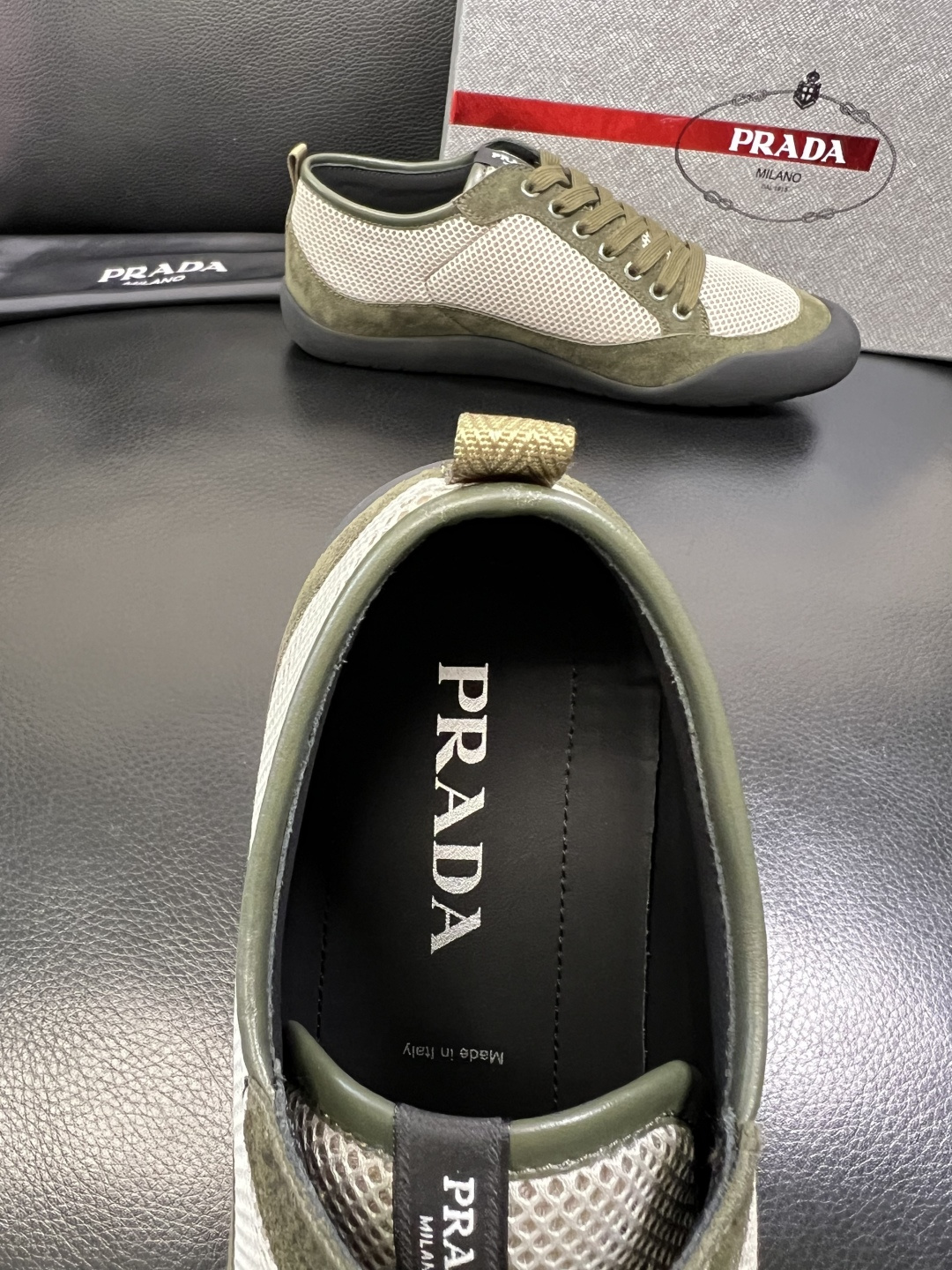PRADA 高品质 顶级工艺品 普拉达 专柜同步 原厂配置，意大利进口原版牛皮面料，透气舒适进口水染牛里