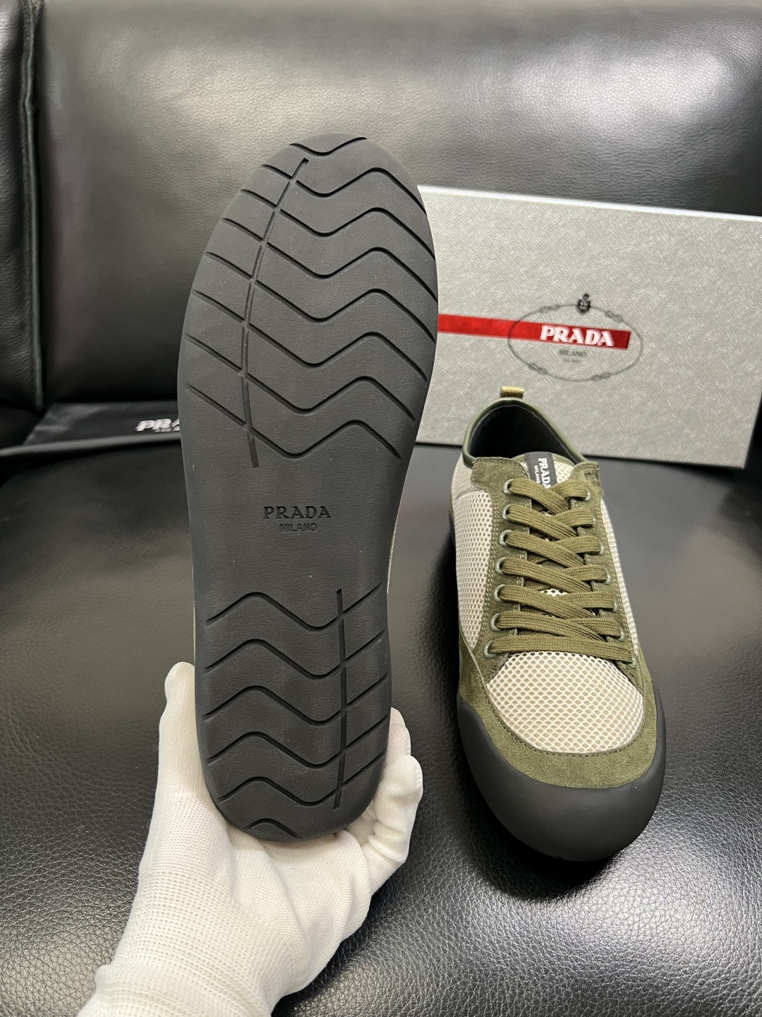 PRADA 高品质 顶级工艺品 普拉达 专柜同步 原厂配置，意大利进口原版牛皮面料，透气舒适进口水染牛里