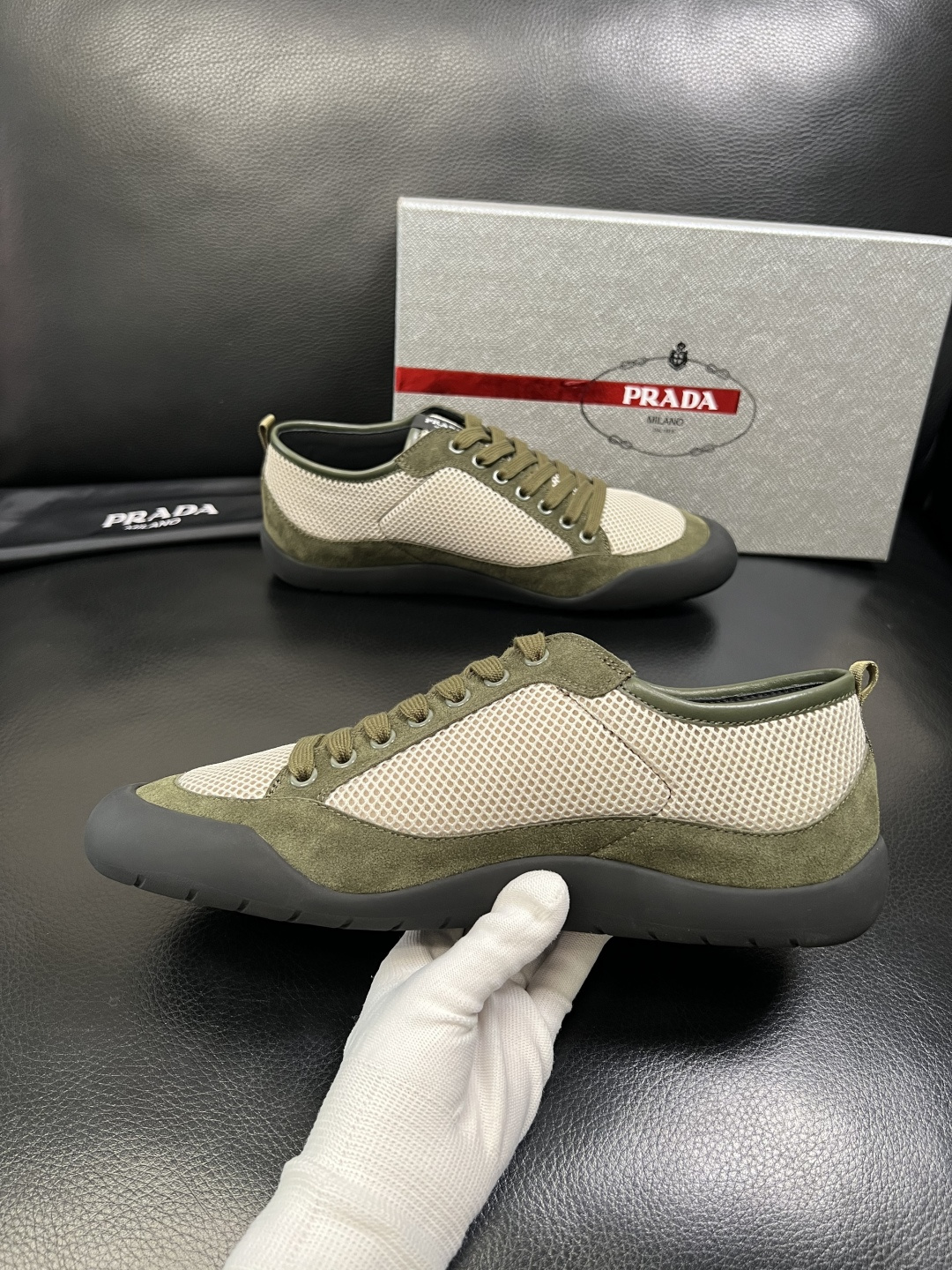 PRADA 高品质 顶级工艺品 普拉达 专柜同步 原厂配置，意大利进口原版牛皮面料，透气舒适进口水染牛里