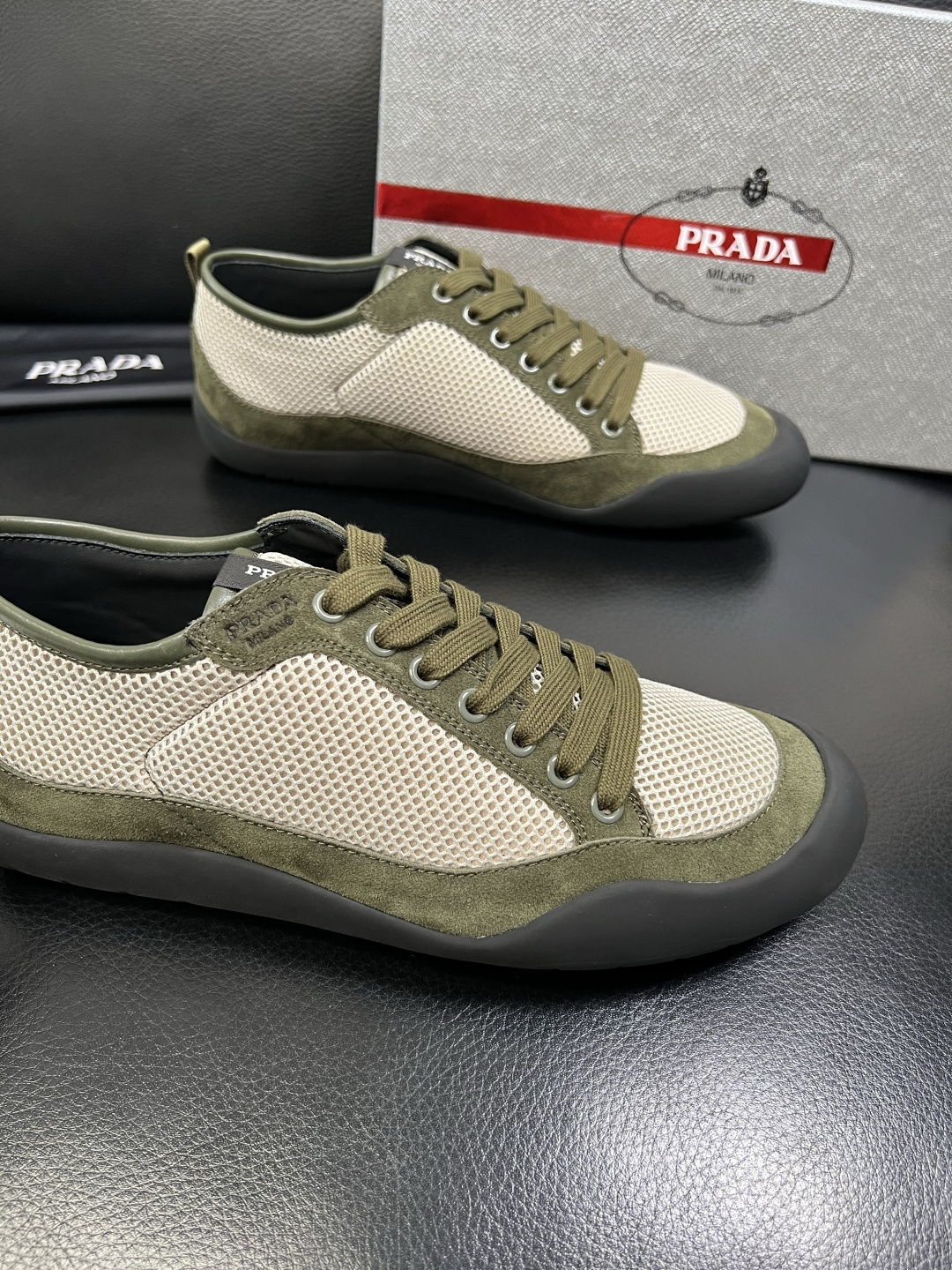 PRADA 高品质 顶级工艺品 普拉达 专柜同步 原厂配置，意大利进口原版牛皮面料，透气舒适进口水染牛里