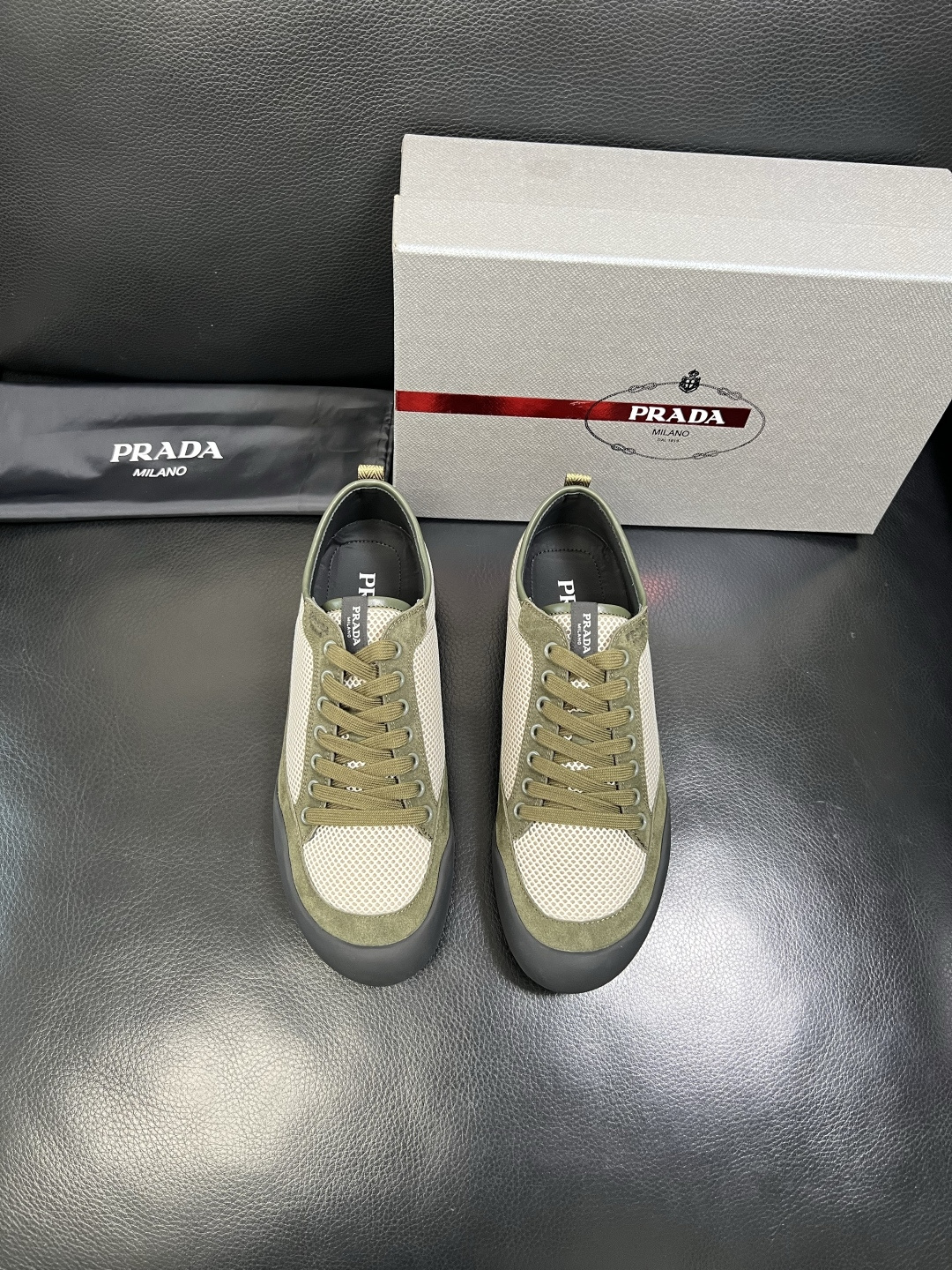 PRADA 高品质 顶级工艺品 普拉达 专柜同步 原厂配置，意大利进口原版牛皮面料，透气舒适进口水染牛里