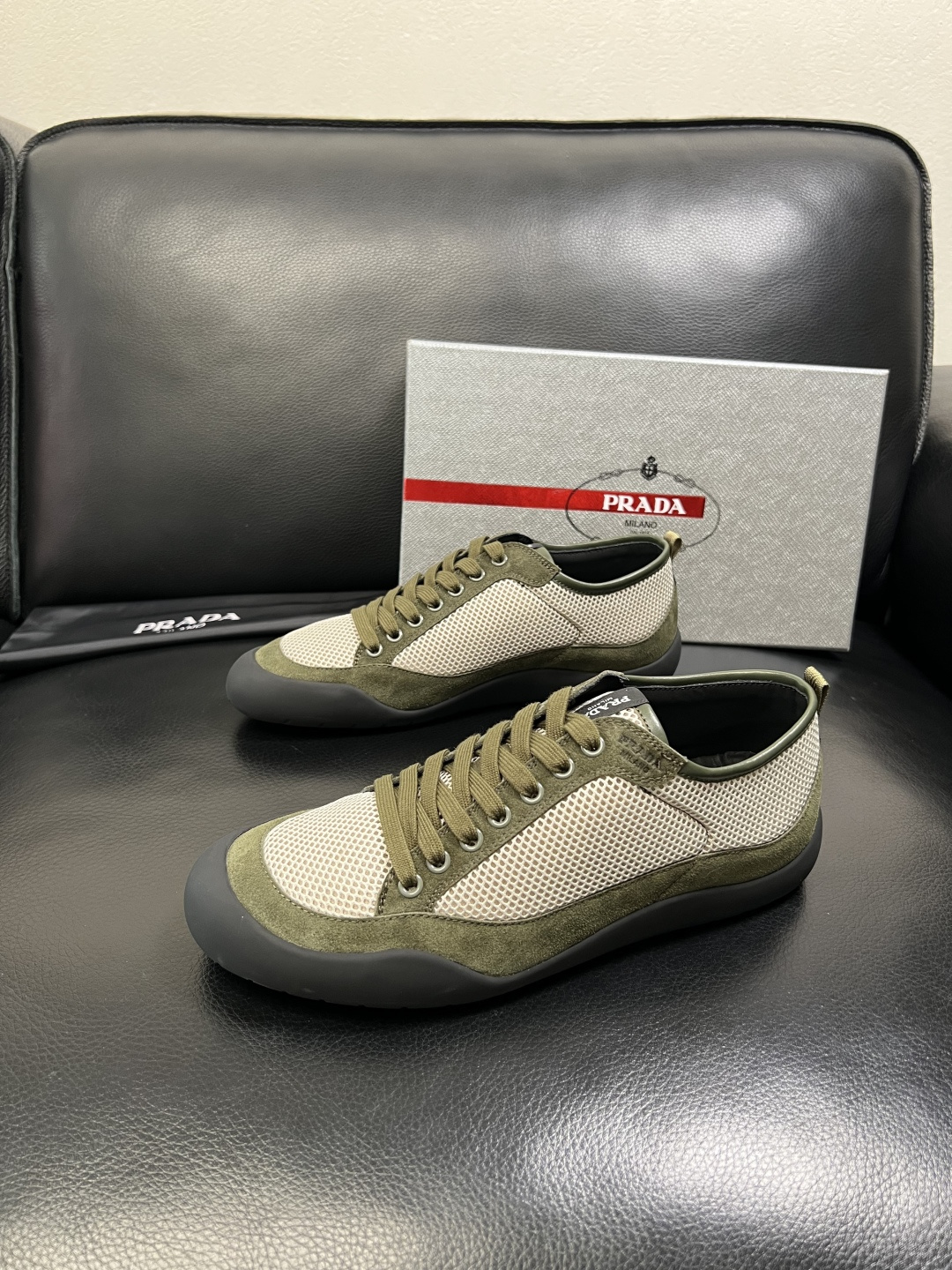 PRADA 高品质 顶级工艺品 普拉达 专柜同步 原厂配置，意大利进口原版牛皮面料，透气舒适进口水染牛里