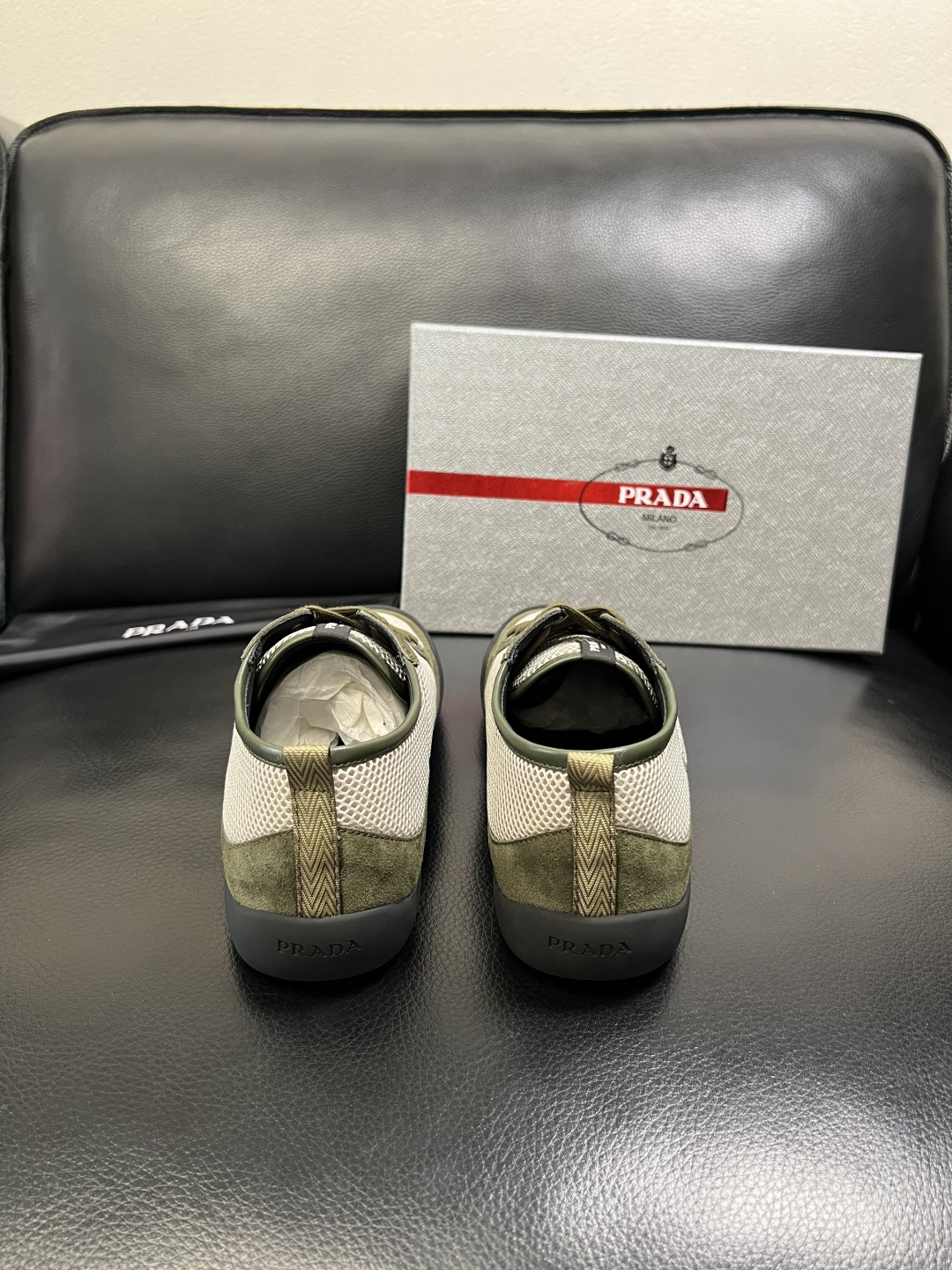 PRADA 高品质 顶级工艺品 普拉达 专柜同步 原厂配置，意大利进口原版牛皮面料，透气舒适进口水染牛里