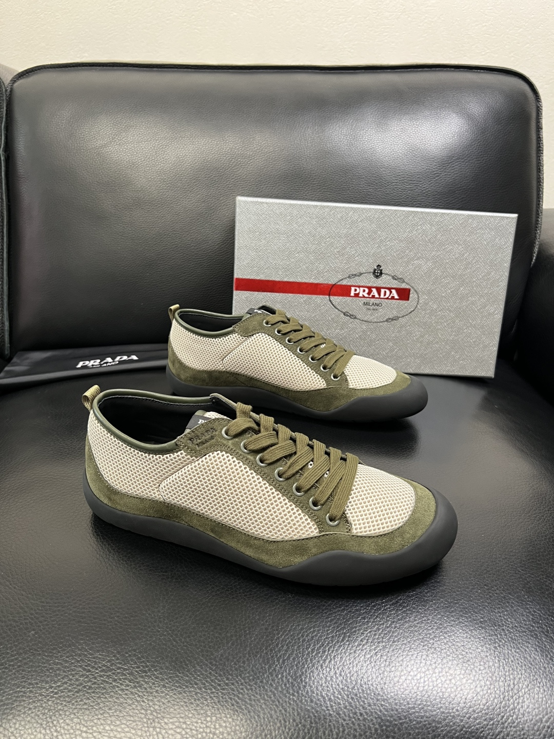 PRADA 高品质 顶级工艺品 普拉达 专柜同步 原厂配置，意大利进口原版牛皮面料，透气舒适进口水染牛里