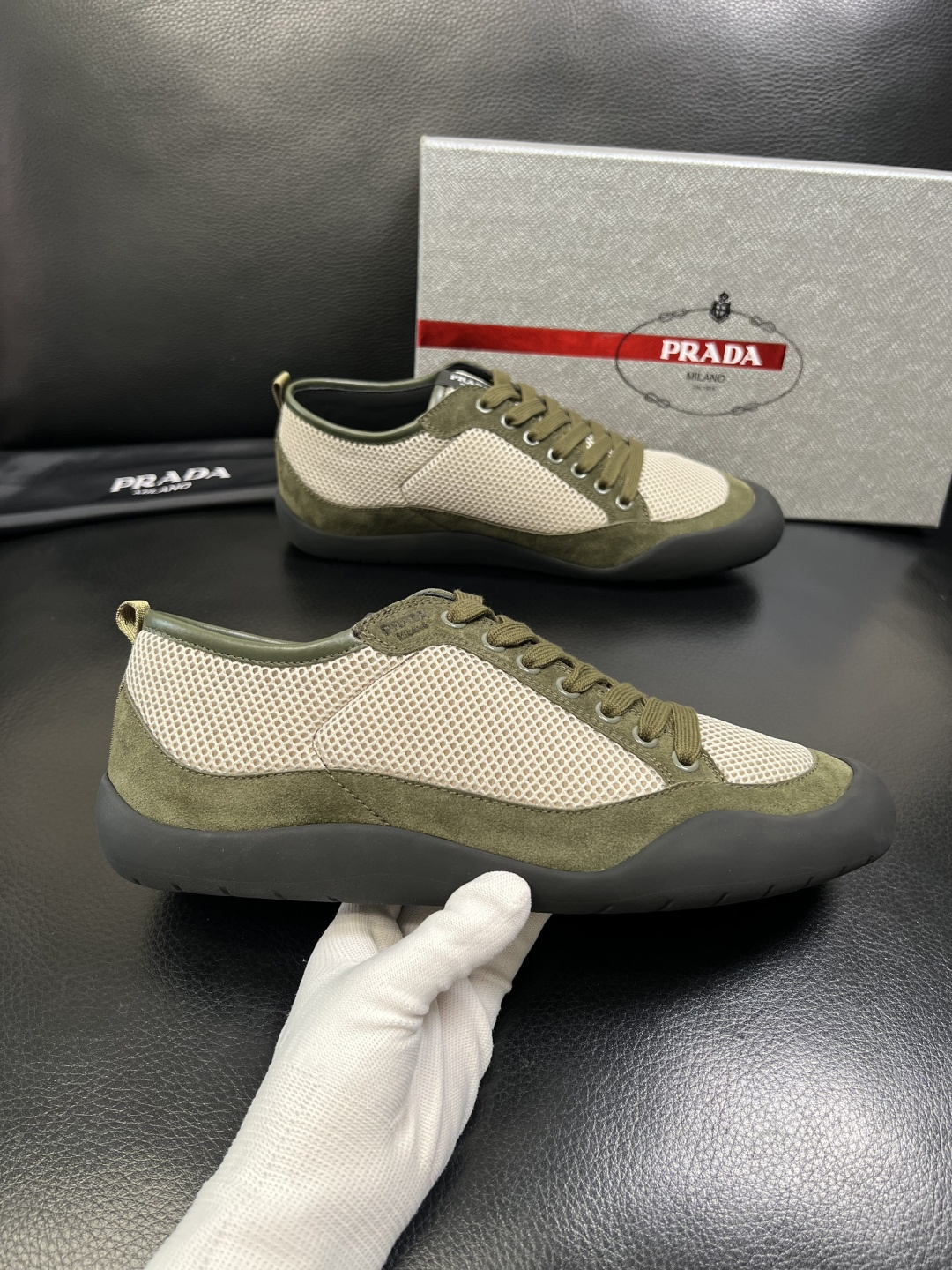 PRADA 高品质 顶级工艺品 普拉达 专柜同步 原厂配置，意大利进口原版牛皮面料，透气舒适进口水染牛里