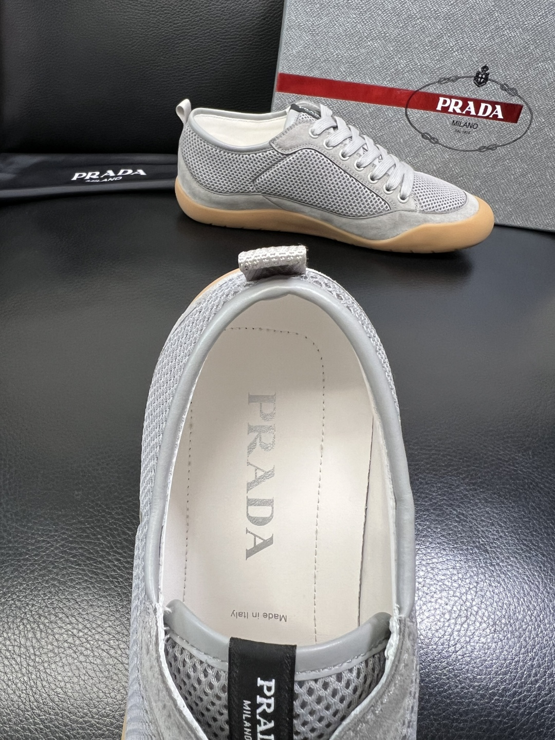 PRADA 高品质 顶级工艺品 普拉达 专柜同步 原厂配置，意大利进口原版牛皮面料，透气舒适进口水染牛里