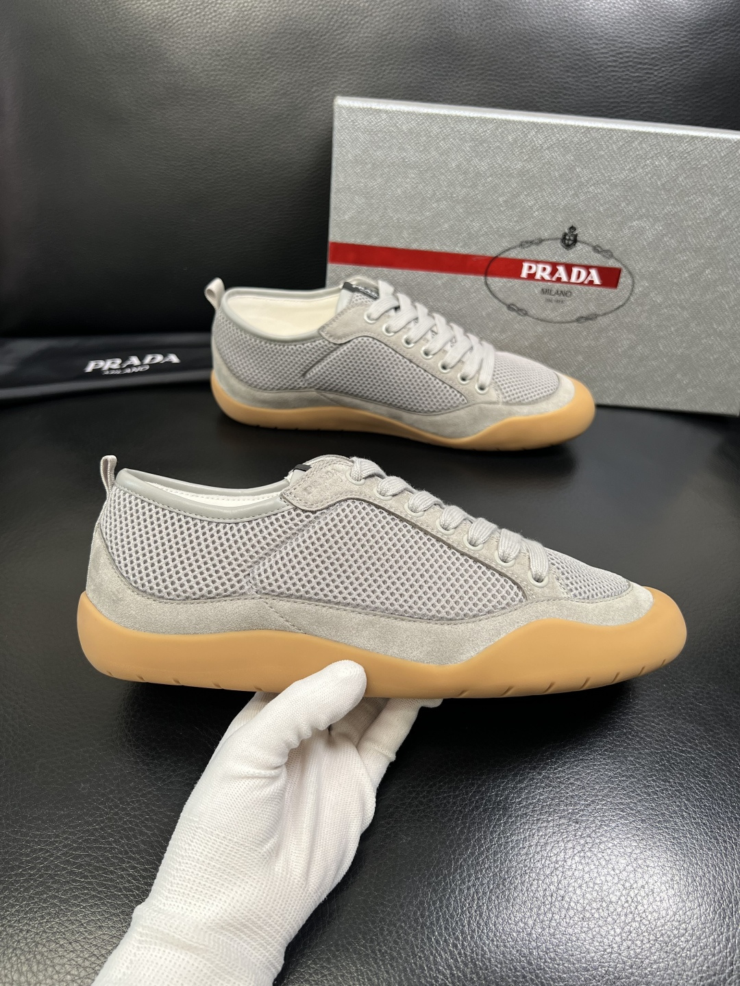 PRADA 高品质 顶级工艺品 普拉达 专柜同步 原厂配置，意大利进口原版牛皮面料，透气舒适进口水染牛里