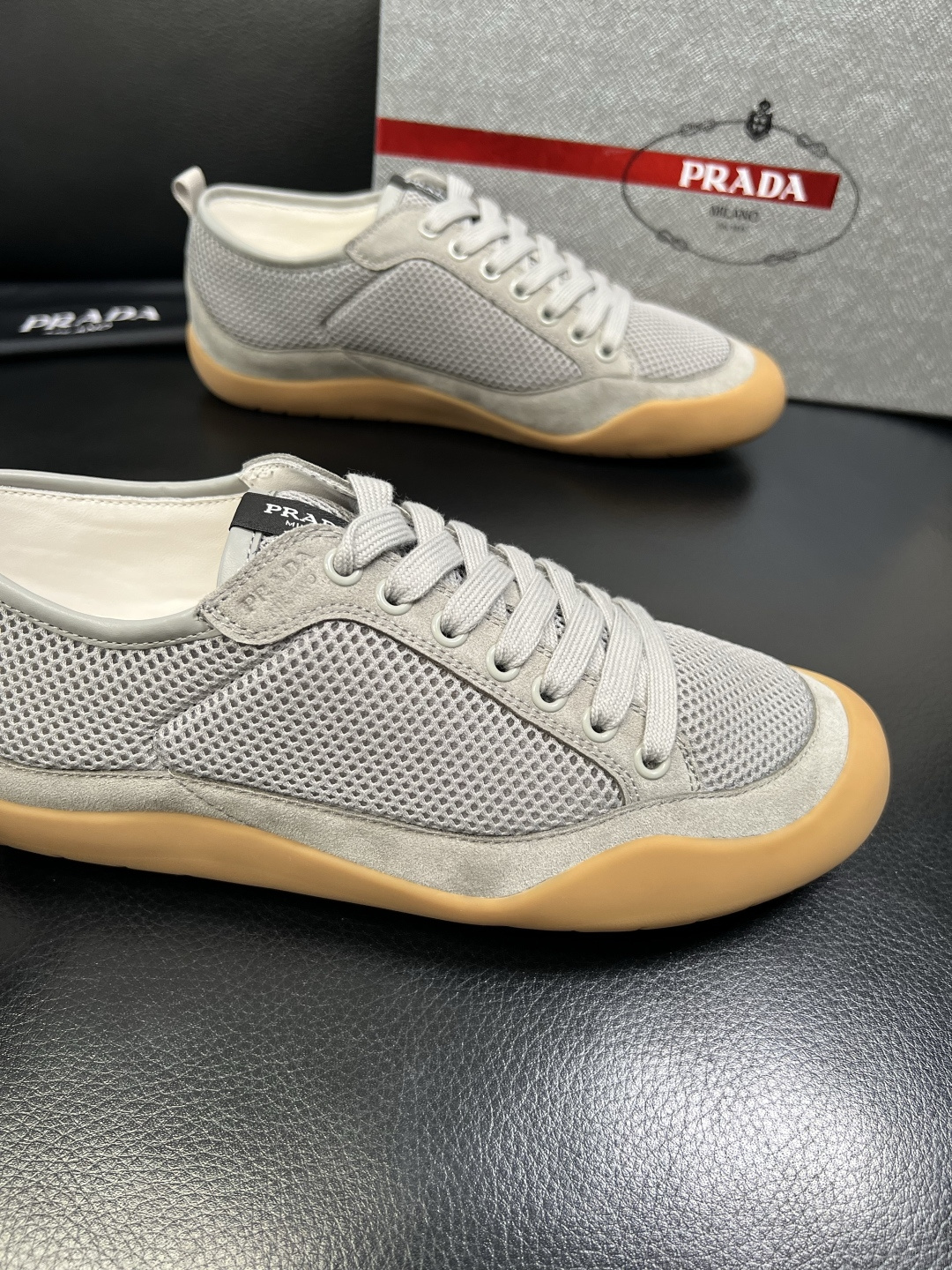 PRADA 高品质 顶级工艺品 普拉达 专柜同步 原厂配置，意大利进口原版牛皮面料，透气舒适进口水染牛里