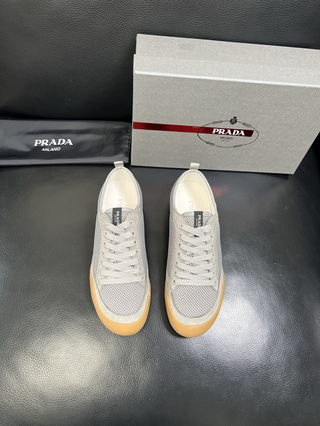 PRADA 高品质 顶级工艺品 普拉达 专柜同步 原厂配置，意大利进口原版牛皮面料，透气舒适进口水染牛里