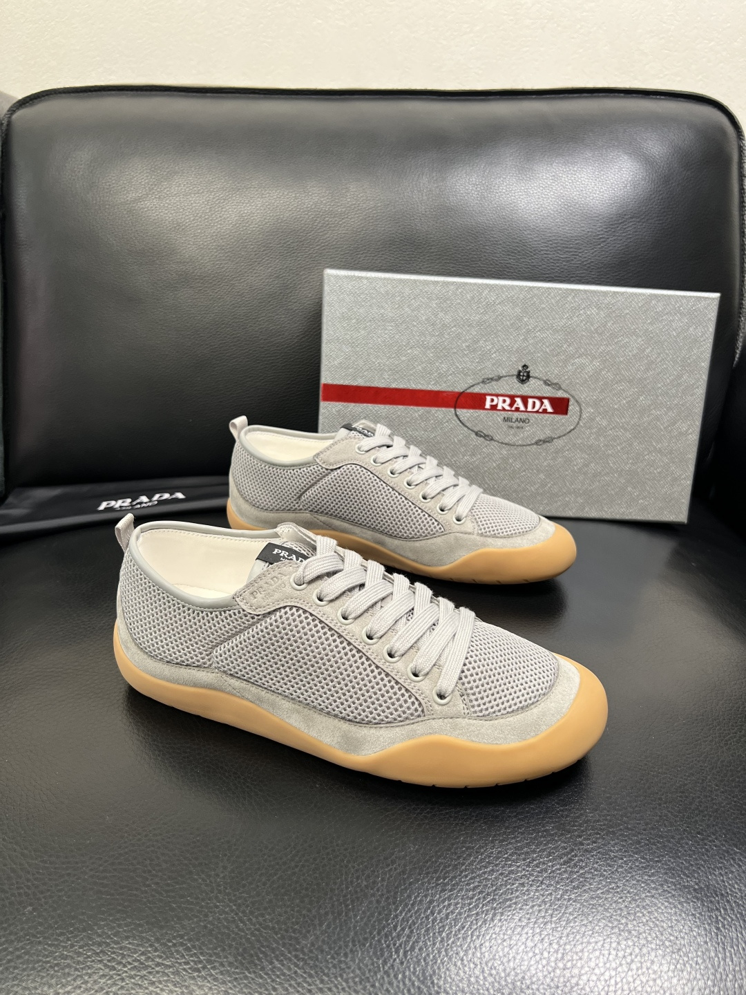 PRADA 高品质 顶级工艺品 普拉达 专柜同步 原厂配置，意大利进口原版牛皮面料，透气舒适进口水染牛里