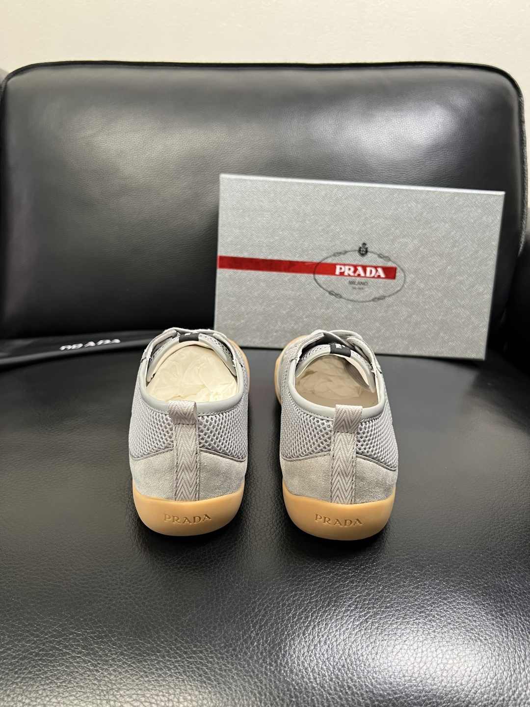 PRADA 高品质 顶级工艺品 普拉达 专柜同步 原厂配置，意大利进口原版牛皮面料，透气舒适进口水染牛里