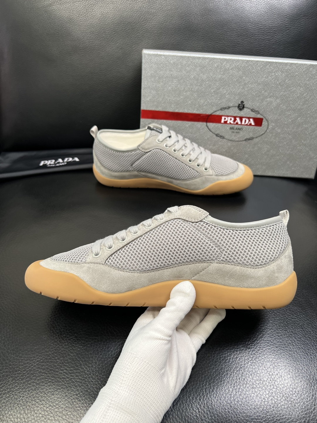 PRADA 高品质 顶级工艺品 普拉达 专柜同步 原厂配置，意大利进口原版牛皮面料，透气舒适进口水染牛里